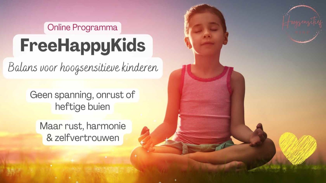 FreeHappyKids, balans voor hoogsensitieve kinderen: meisje mediteert in kleermakerszit in de avondzon